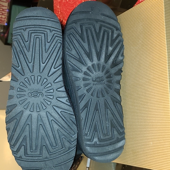 Womens UGGS with Swarovski Crystal's size 5 - Picture 5 of 5